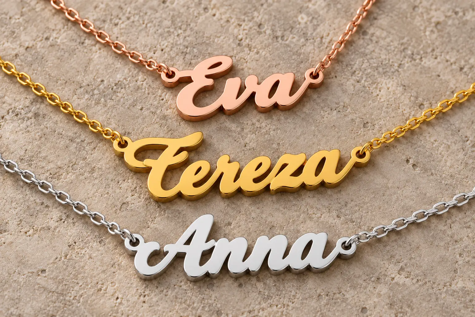 Tři náhrdelníky se jmény Eva, Tereza a Anna v růžovozlaté, zlaté a stříbrné barvě na kameni